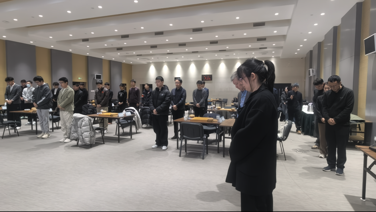 赛前默哀仪式。人民网记者 李乃妍摄