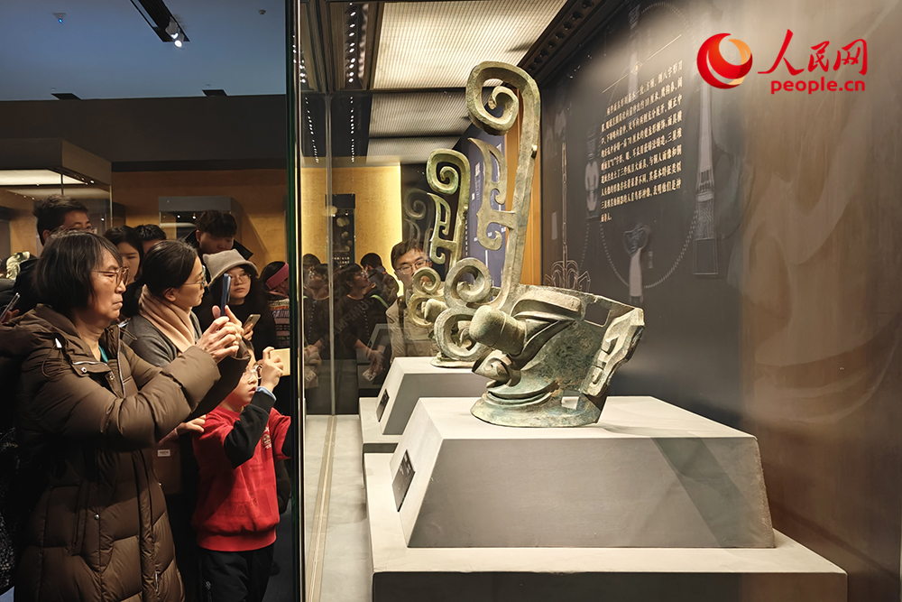 观众正在参观展览。人民网记者 韦衍行摄