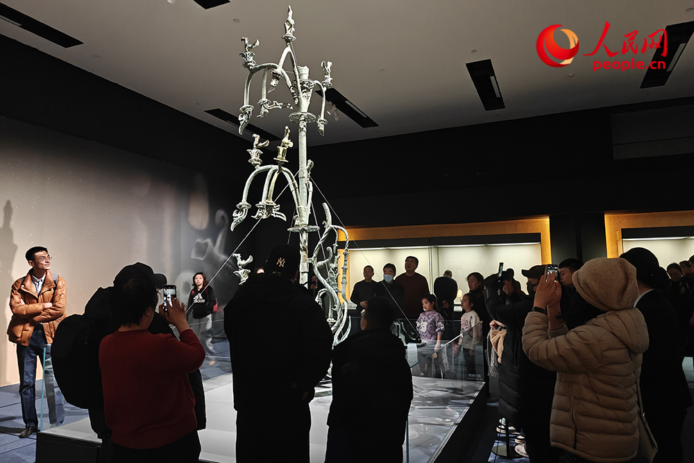 观众正在参观展览。人民网记者 韦衍行摄