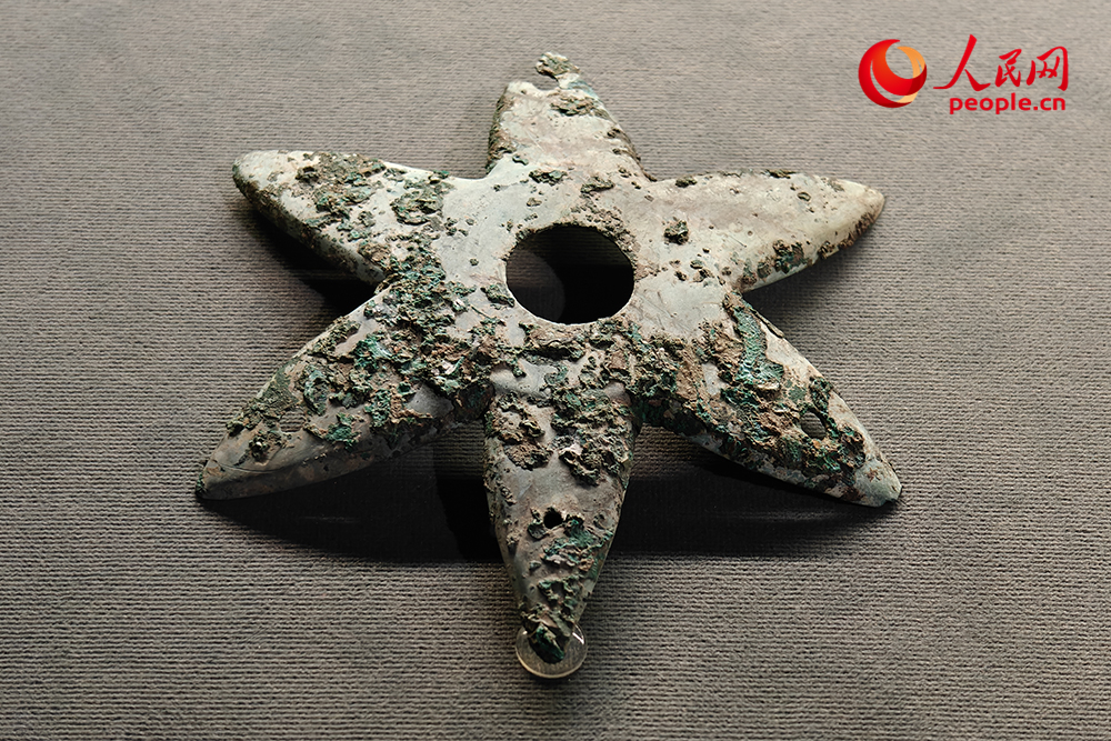 青铜六角形器。人民网记者 韦衍行摄