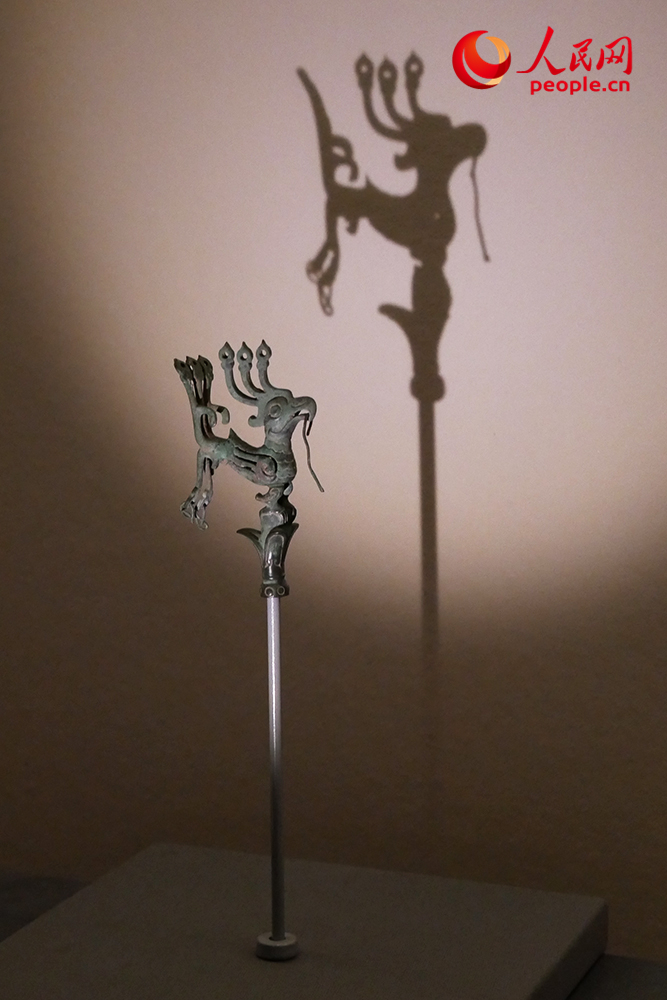 青铜神树上立鸟。人民网记者 韦衍行摄