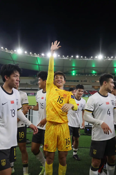 中国队守门员李昊(中)在比赛后向观众致意。新华社记者 王海洲摄