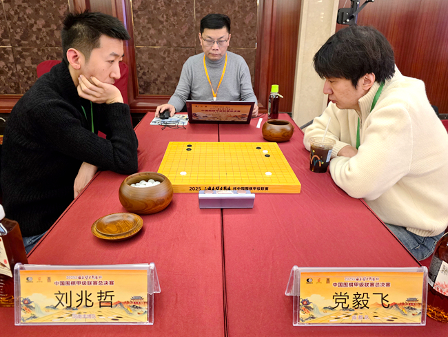 党毅飞(右)对阵刘兆哲。人民网记者 胡雪蓉摄  &nbsp;