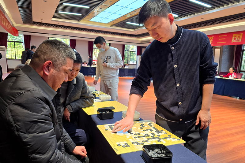 郭闻潮五段与围棋爱好者下指导棋。