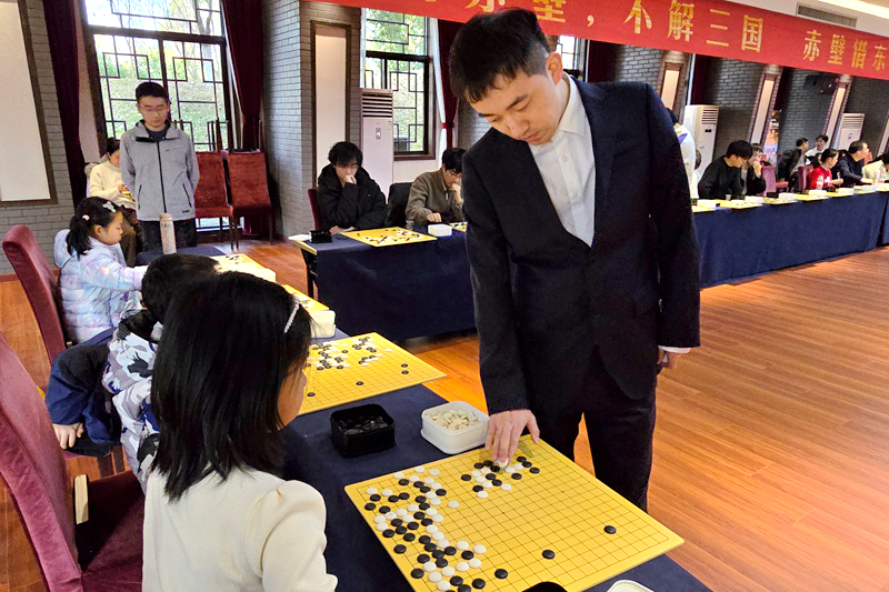 杨楷文九段在下指导棋。