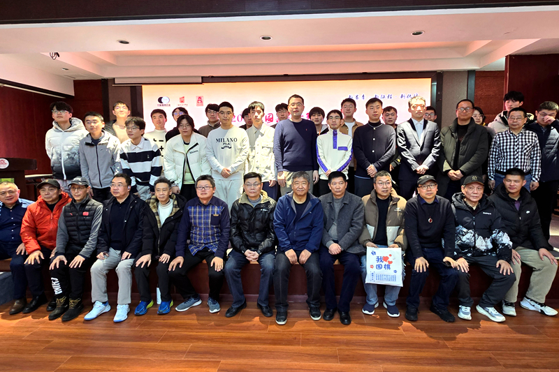 围甲联赛进景区活动合影。