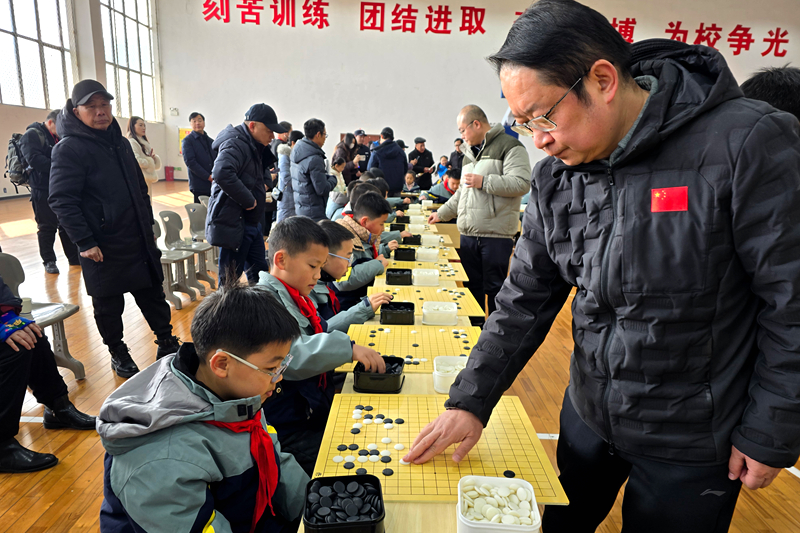 李亮五段与学生下指导棋。