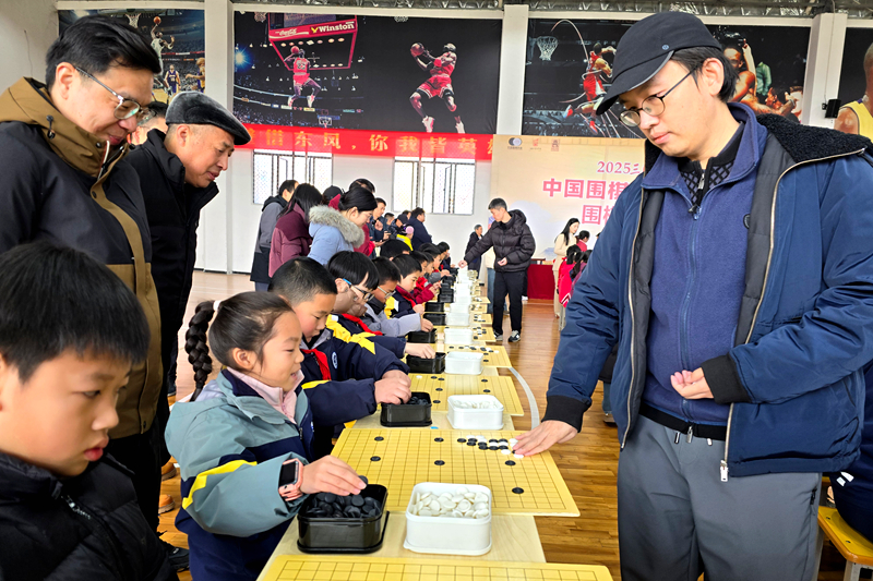 李喆六段与学生下指导棋。
