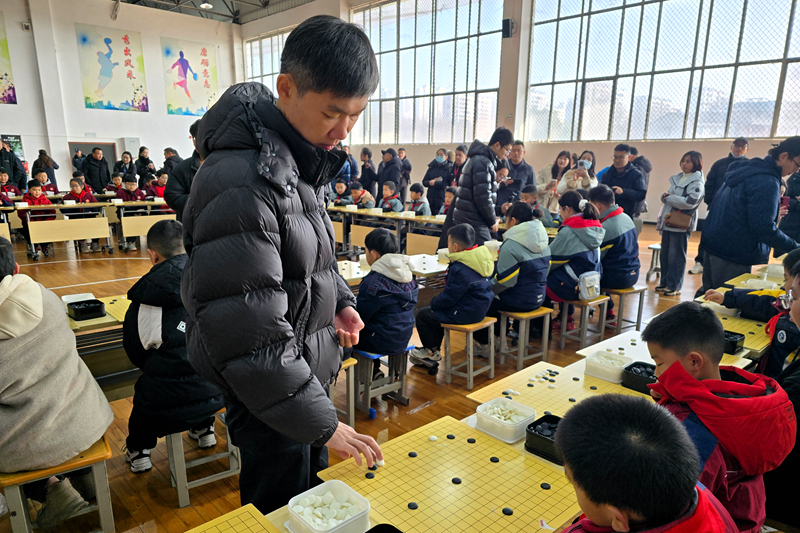 汪涛六段在下指导棋。