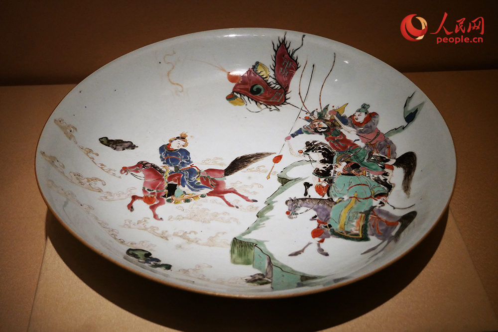 粉彩刘备过檀溪图盘。人民网记者 韦衍行摄