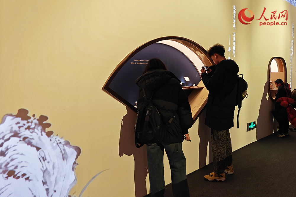 观众正在参观展览。人民网记者 韦衍行摄