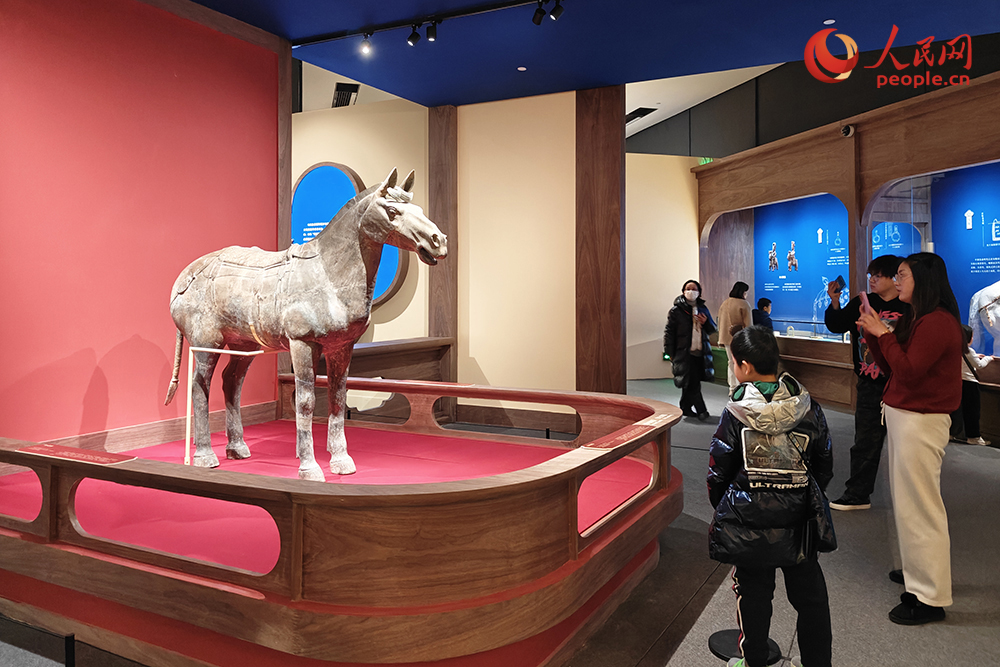 观众正在参观展览。人民网记者 韦衍行摄