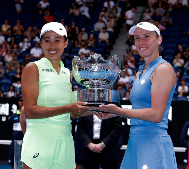 张帅(左)/梅尔滕斯与奖杯合影。新华社记者 马平 摄