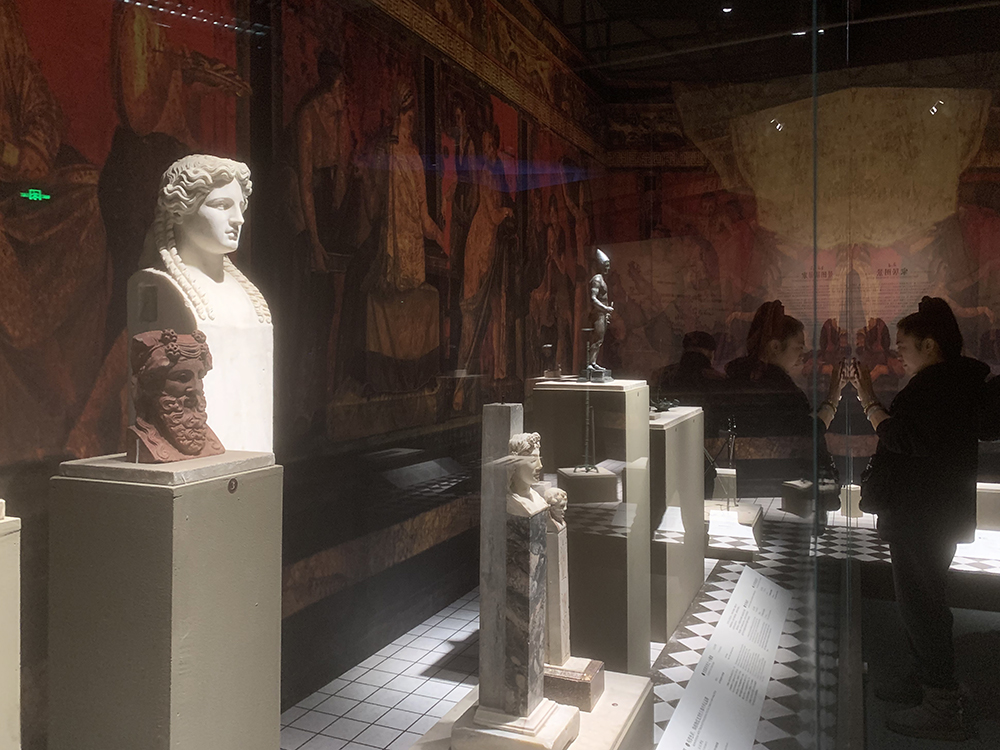 观众正在参观展览。人民网记者 韦衍行摄