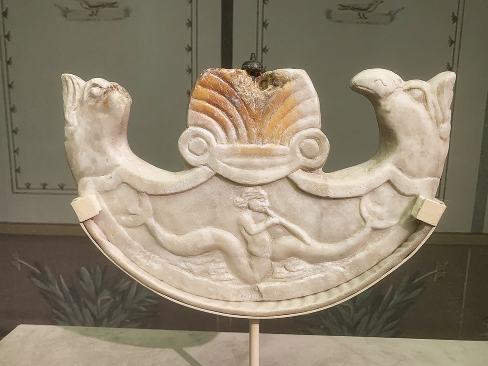 盾形浮雕挂饰。人民网记者 韦衍行摄