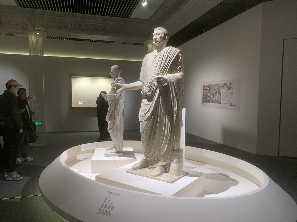 观众正在参观展览。人民网记者 韦衍行摄