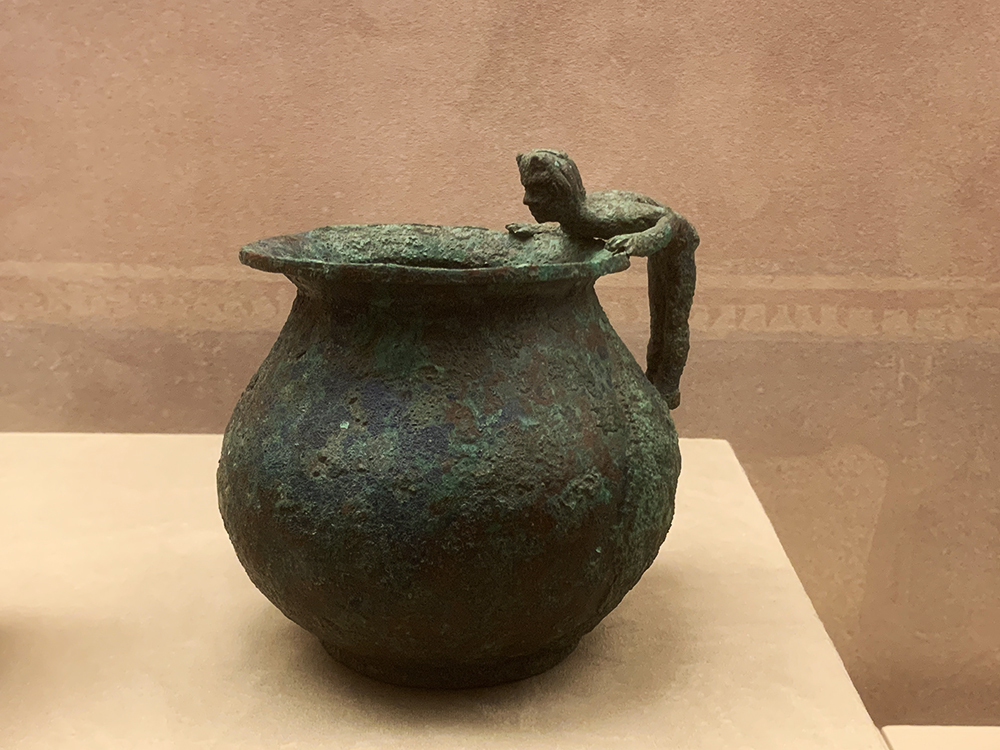 男子柄饰执壶。人民网记者 韦衍行摄