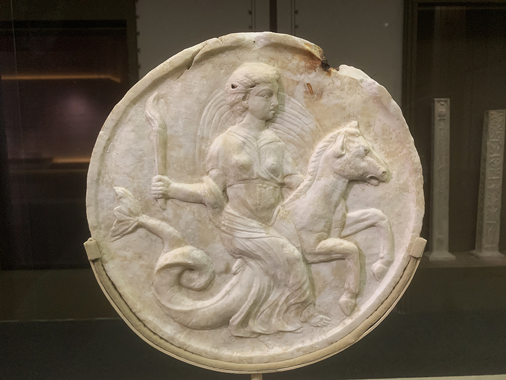 圆形浮雕挂饰。人民网记者 韦衍行摄