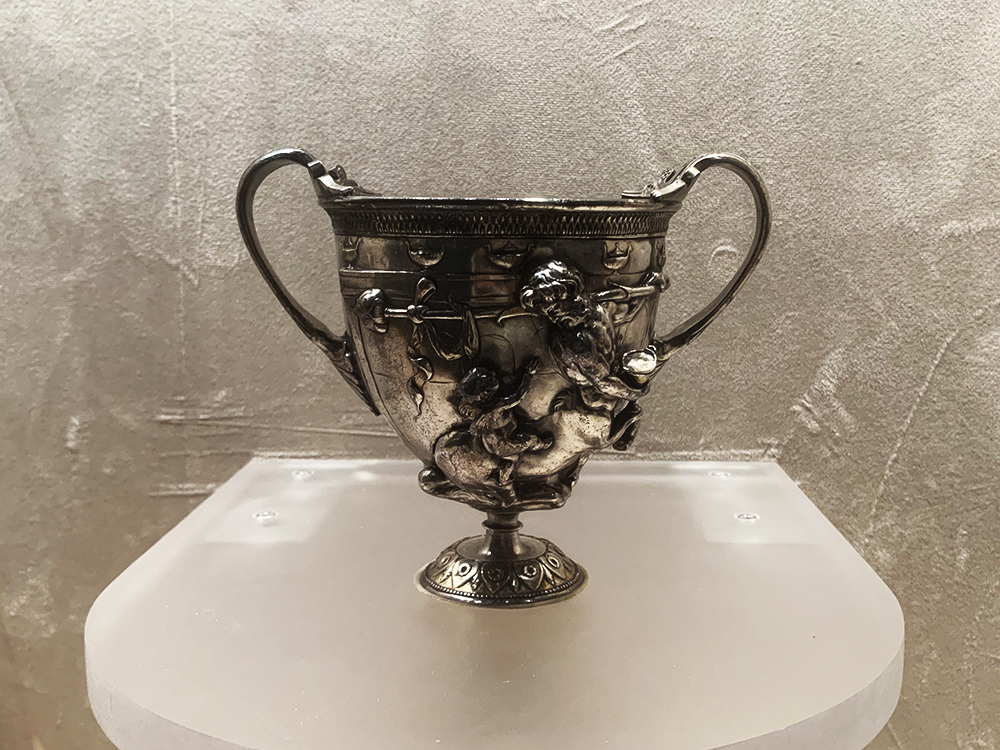 饰有半人马与小爱神形象的双耳酒杯。人民网记者 韦衍行摄