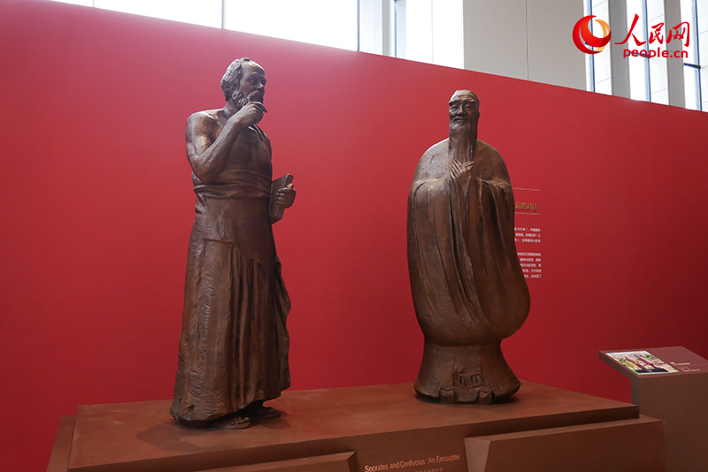 《神遇——孔子与苏格拉底的对话》。人民网记者 韦衍行摄