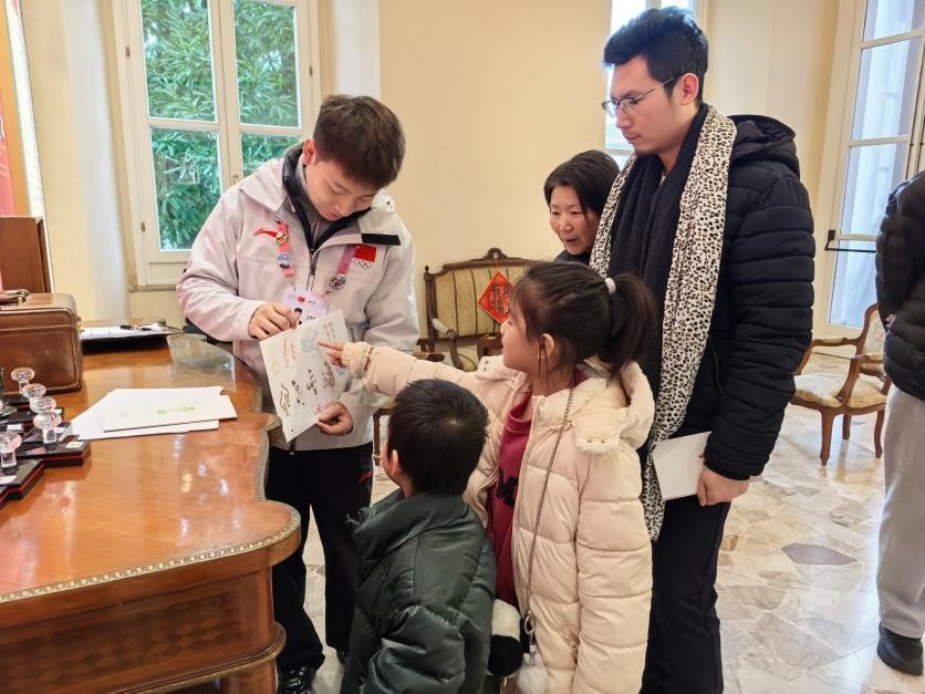 前来参观的观众参与互动。主办方供图