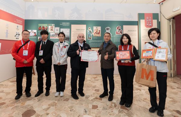 马泰奥(左四)向中国体育博物馆捐赠纪念币、邮票等藏品。 活动主办方供图