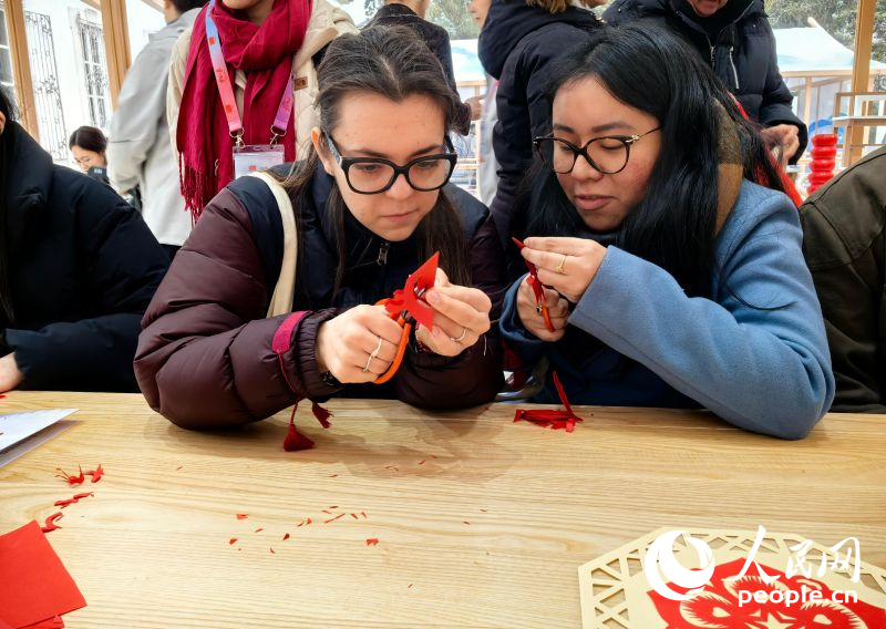 外国观众体验剪纸。