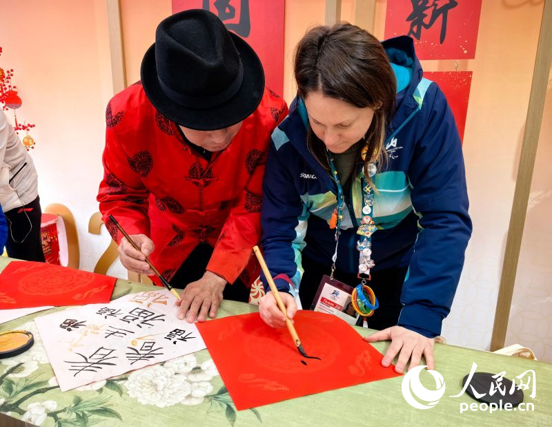 外国观众体验中国书法。