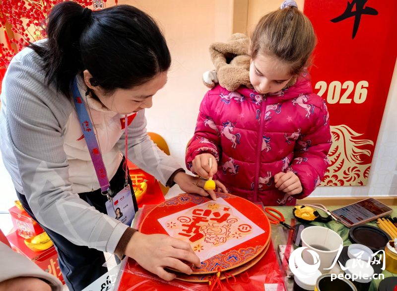 外国小朋友体验拓印。