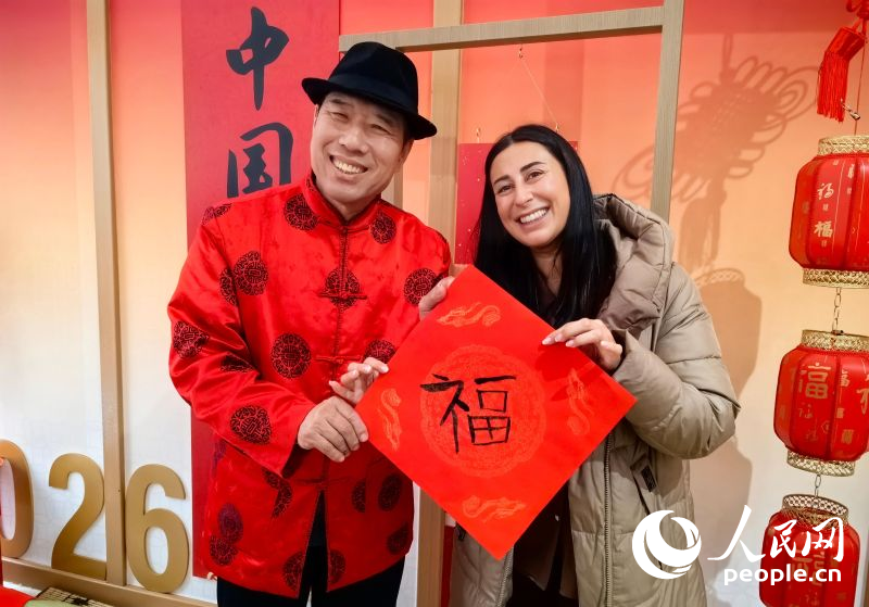 外国观众展示自己的书法作品。