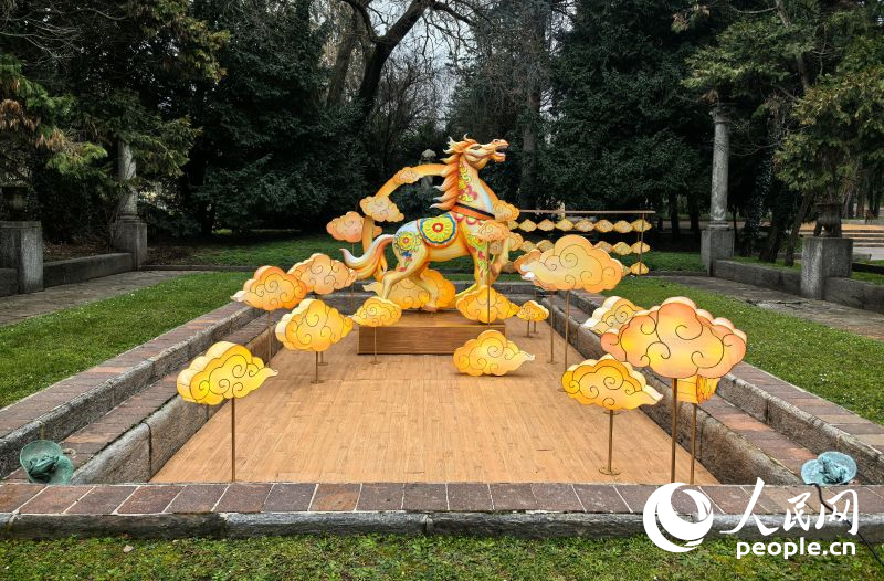 中国之家里的彩灯布景。