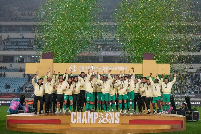 北京国安队在夺冠后的颁奖仪式上庆祝。新华社记者 李博摄