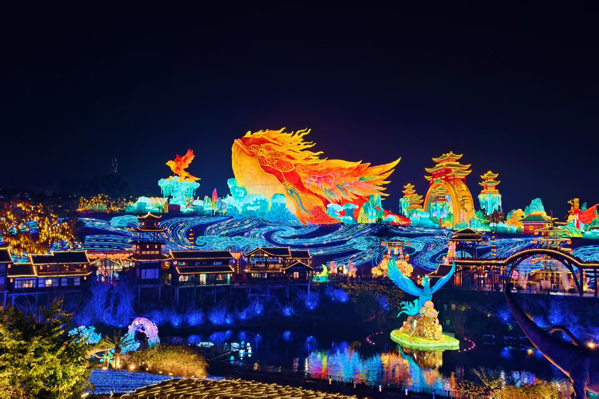 自贡国际恐龙灯会《神奇华夏》灯组。人民网记者 赵祖乐摄