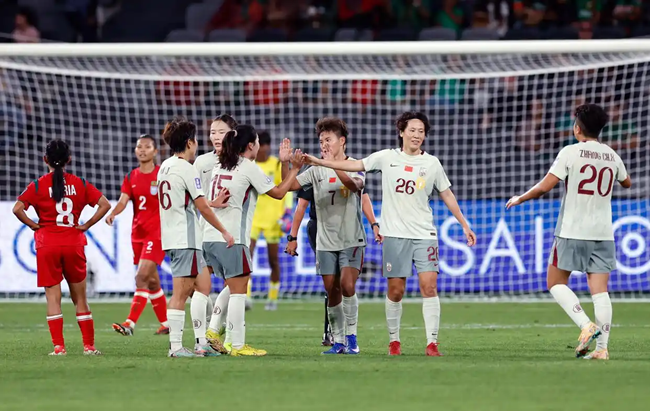 中国队球员王霜（右三）进球后与队友庆祝。新华社记者 马平摄