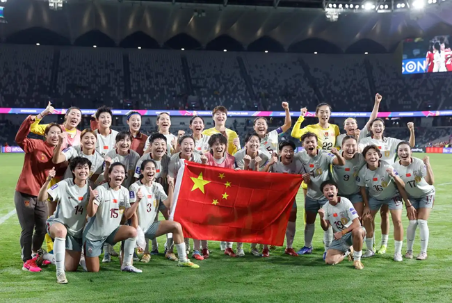 中国队球员在战胜朝鲜队后庆祝胜利。新华社记者 马平摄