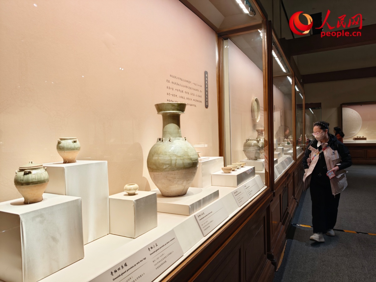 观众正在参观展览。人民网记者 韦衍行摄