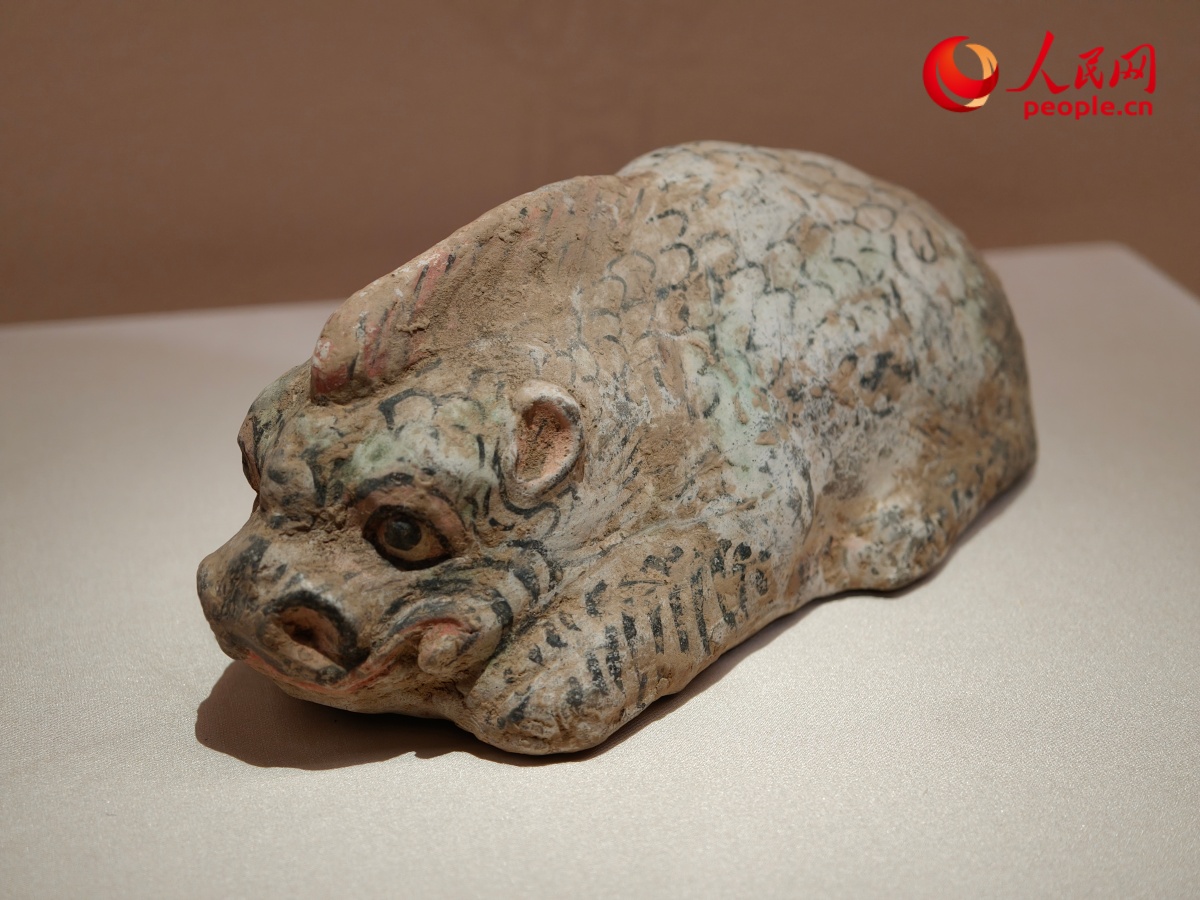 彩绘陶镇墓兽。人民网记者 韦衍行摄