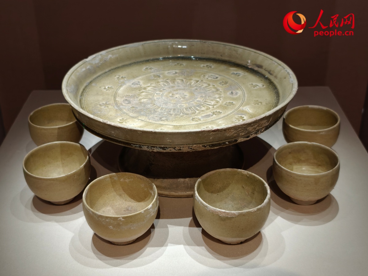 青釉刻莲花纹盘、青釉杯。人民网记者 韦衍行摄