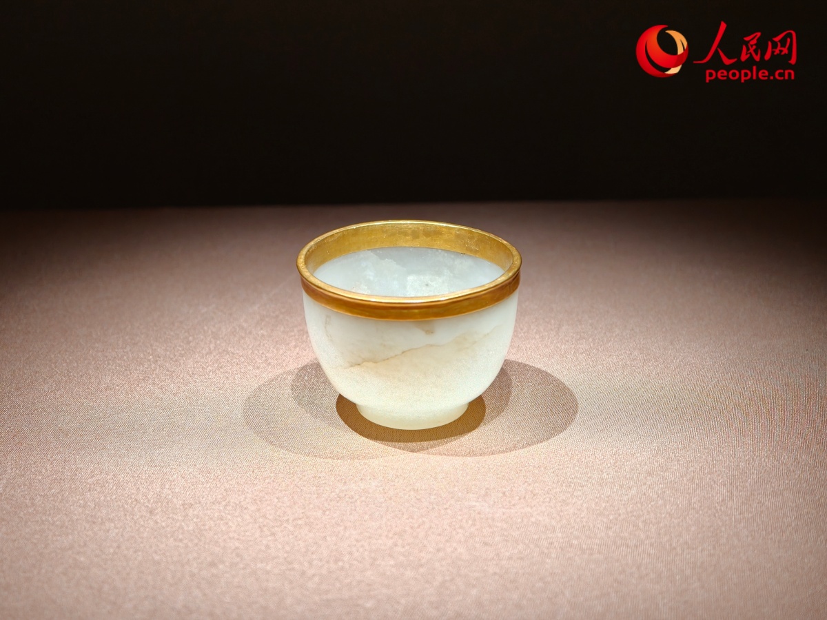 镶金白玉杯。人民网记者 韦衍行摄