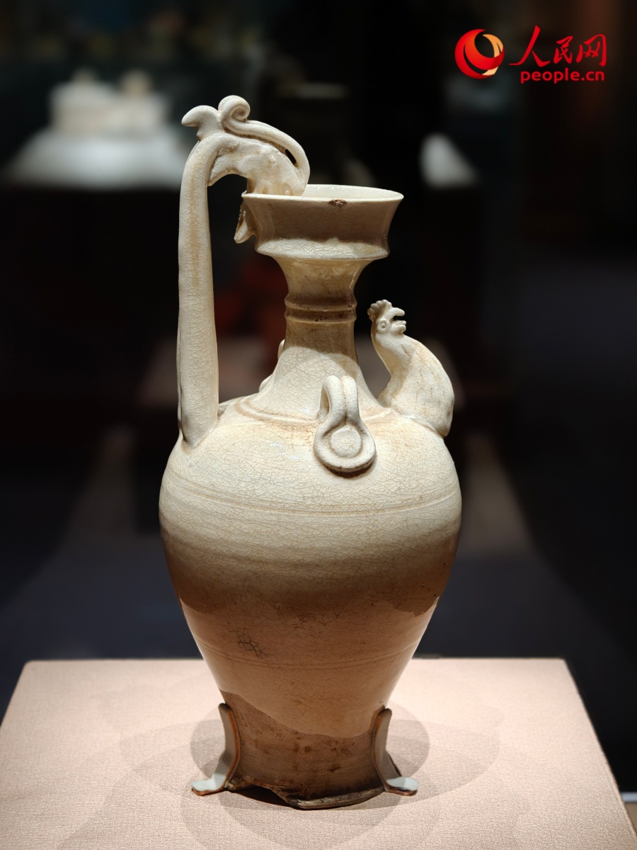 白釉鸡首壶。人民网记者 韦衍行摄