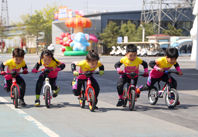 平衡车小选手们赛前准备。人民网记者 王连香摄