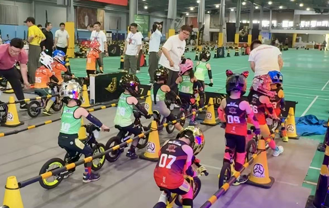 平衡车小选手们准备开始比赛。人民网记者 王连香摄