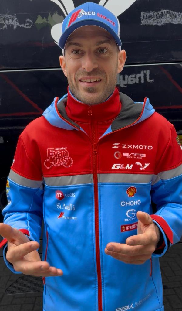 图为“张雪机车”车队法国车手瓦伦丁·德比斯在赛后接受新华社记者采访