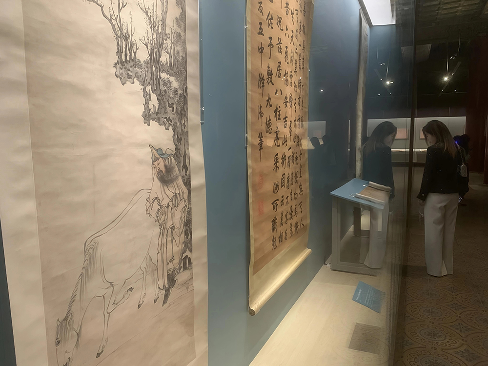 观众正在参观展览。人民网记者 韦衍行摄