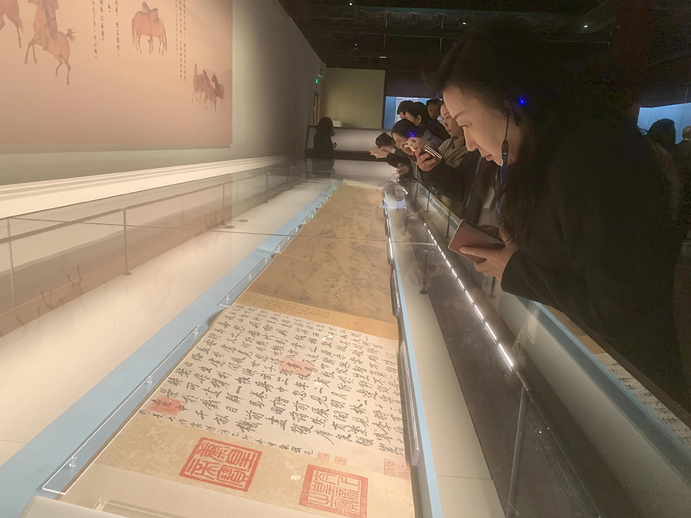 观众正在参观展览。人民网记者 韦衍行摄