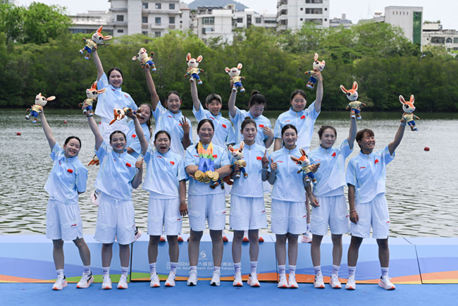 冠军中国队选手在颁奖仪式后合影。4月26日，在海南三亚举行的第六届亚洲沙滩运动会女子组12人龙舟400米直道赛决赛中，中国队夺得冠军，泰国队、越南队分获亚军、季军。新华社记者 魏海 摄