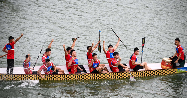 中国队在夺冠后庆祝。4月24日，第六届亚洲沙滩运动会龙舟项目男子组12人龙舟100米直道赛决赛在海南三亚举行，中国队夺得冠军，泰国队、中国台北队分获亚军、季军。新华社记者 杨冠宇 摄