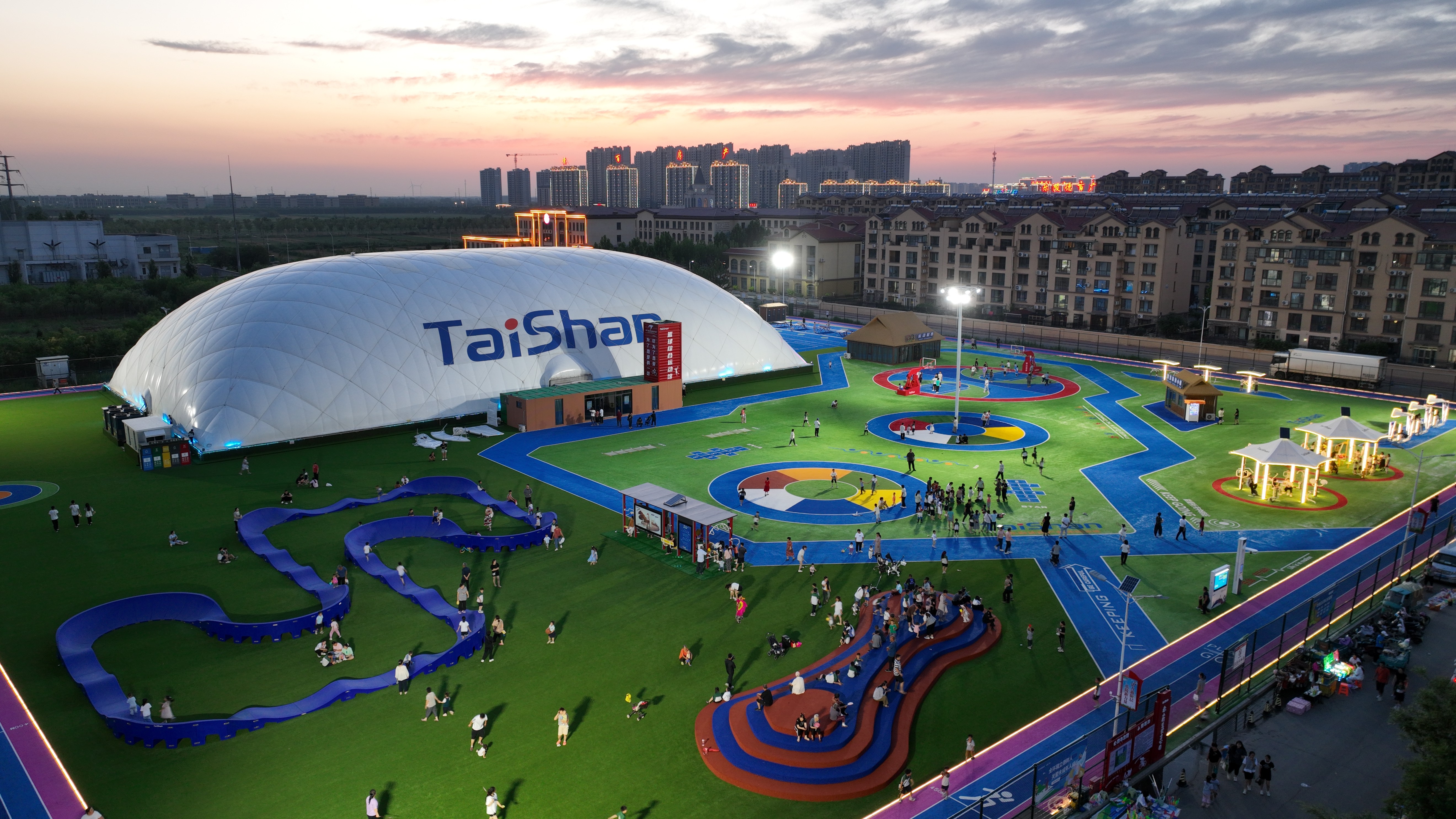 2026年4月17日，市民在泰山智慧体育公园进行体育锻炼。 贾鹏摄