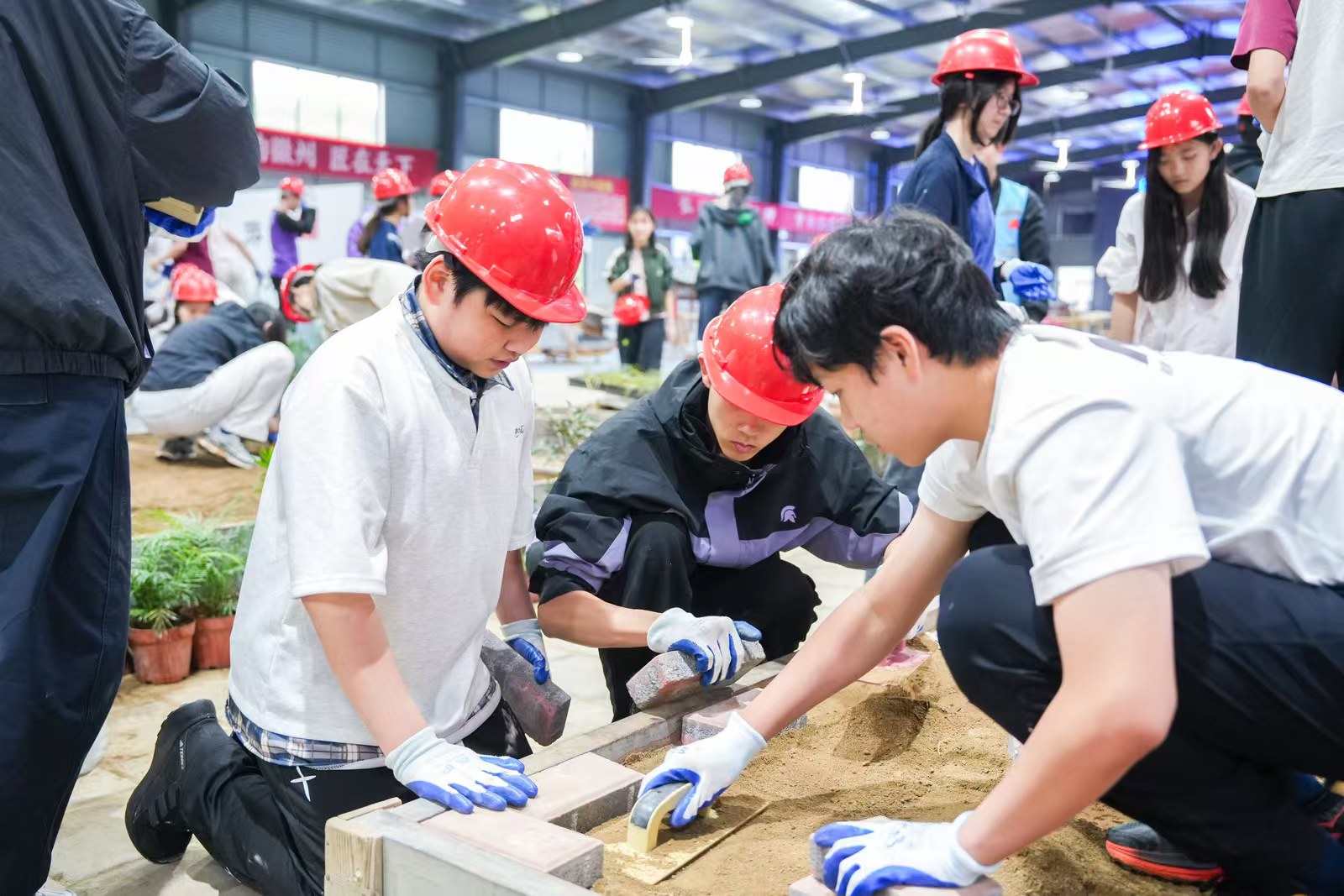 研学游学员体验徽派建筑搭建过程。受访者供图