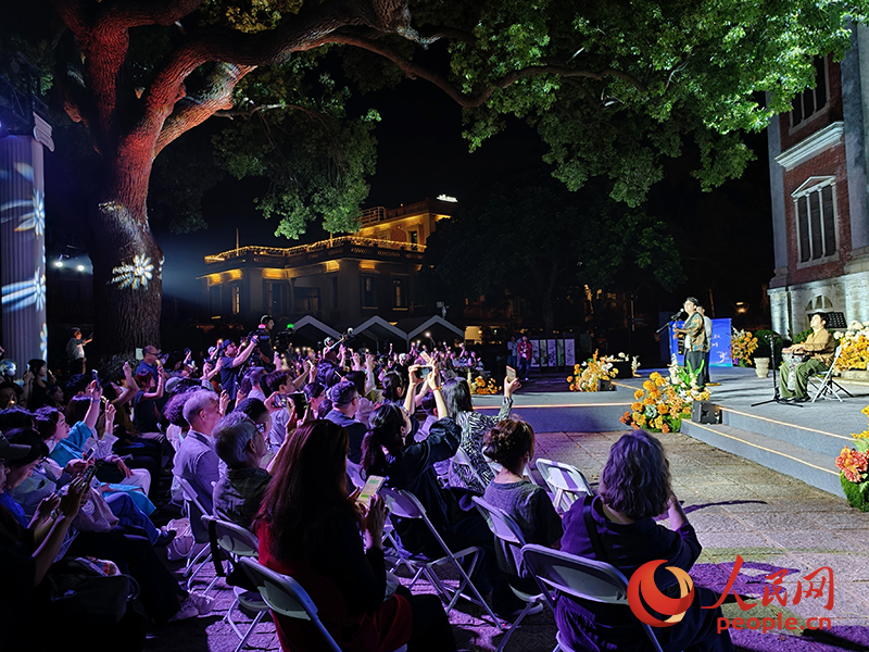 观众举起手机与音乐人互动。人民网记者 韦衍行摄